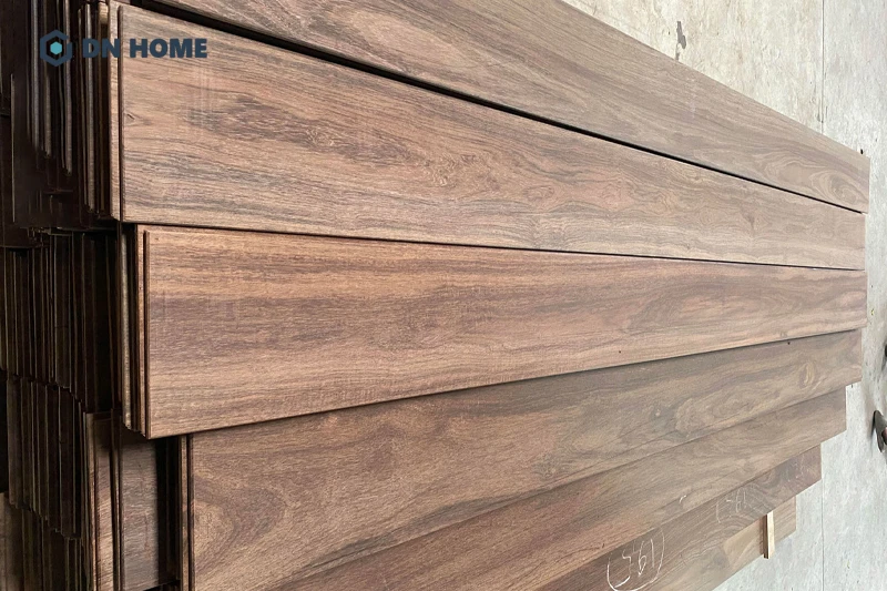 Để nhận biết gỗ cây chiu liu thật hay giả, bạn có thể dựa vào màu sắc cũng như hệ vân gỗ