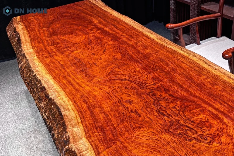 Vân gỗ cây gõ đỏ cực kỳ sắc nét cùng đường cuộn xoáy độc đáo