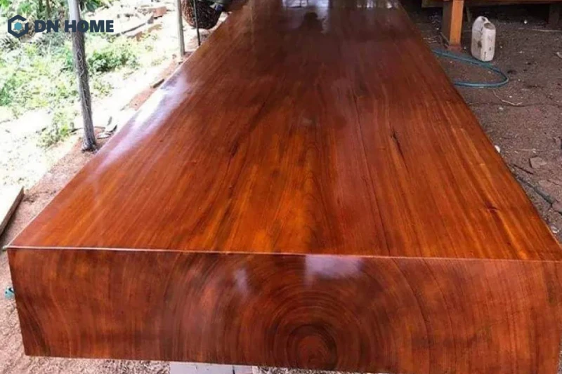 Gỗ gõ đỏ đến từ Lào có sắc nâu đỏ đậm hơn