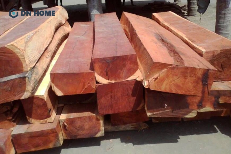 Gỗ gụ hay còn được biết đến với những cái tên khác như gụ lau, gỗ gõ hương, gỗ gõ dầu, gỗ gụ hương