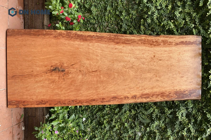 Gỗ gụ Nam Phi có màu sắc khá độc đáo từ hồng rất nhạt cho đến nâu đỏ đậm