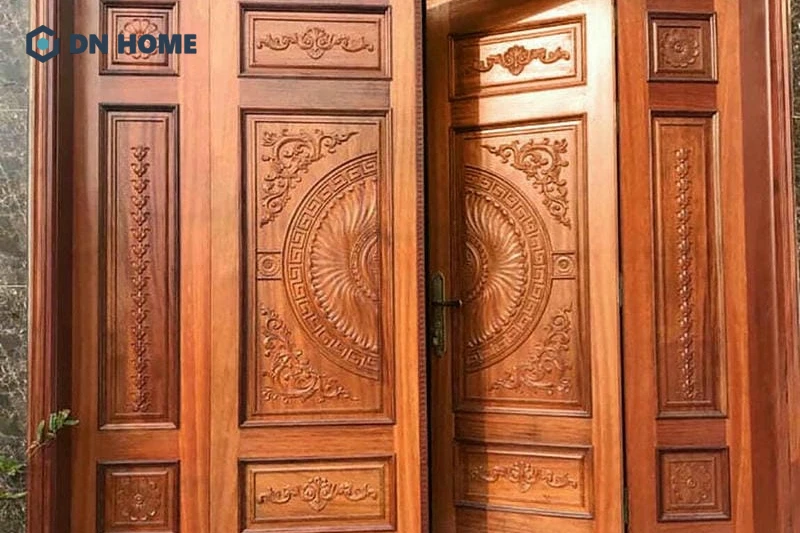 Cửa bằng gỗ cây hoàng đàn mang vẻ đẹp sang trọng, đẳng cấp