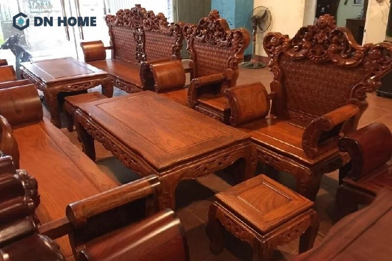Nội thất cao cấp thường sử dụng gỗ cây hoàng đàn đỏ có màu sắc và vân gỗ ấn tượng