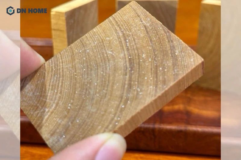Gỗ Hoàng Đàn Tuyết là loại gỗ quý hiếm, chỉ được khai thác tại vùng núi Lạng Sơn (Việt Nam)