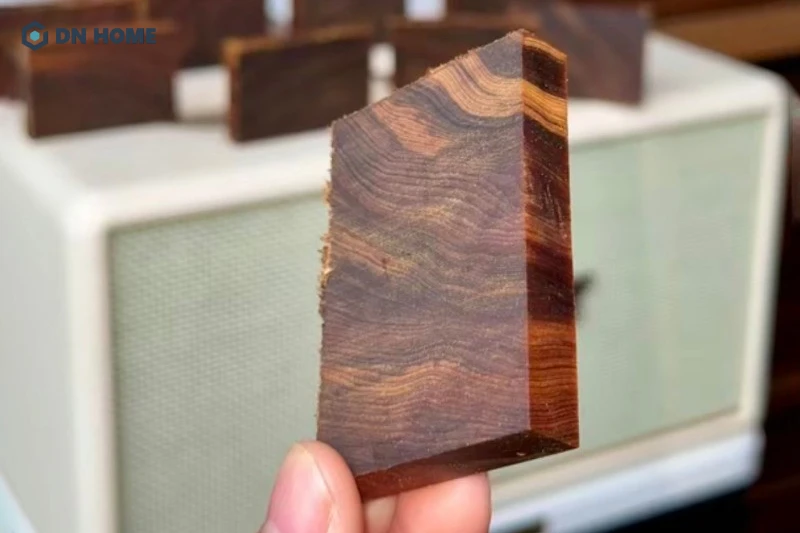 Đặc điểm nổi bật của gỗ Hoàng Đàn Tuyết là có mùi thơm ngọt, tinh tế như mùi nước hoa