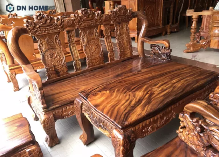 BÀn ghế được làm từ gỗ cây Lim có vẻ đẹp sang trọng, đẳng cấp và bền chắc theo thời gian