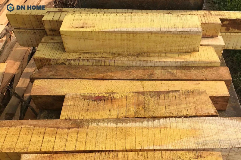 Gỗ cây mít có mùi thơm dịu nhẹ và cũng không có quá nhiều vân gỗ