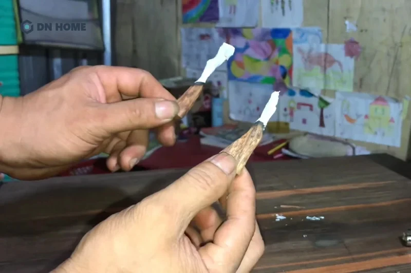 Khi đốt gỗ cây sưa thật sẽ cho tàn màu trắng đục