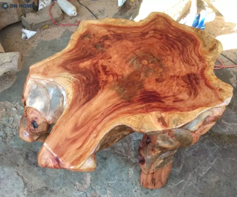 Để phân biệt gỗ gù hương thật và giả, bạn có thể dựa vào các yếu tố cơ bản như mùi hương, màu sắc hoặc vân gỗ,...