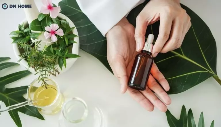 Ngoài chế tác vật dụng phong thuỷ và đồ mỹ nghệ, gỗ cây xá xị còn được dùng để sản xuất tinh dầu