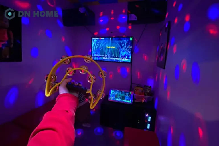 Đặc điểm của Karaoke Box là không gian nhỏ gọn, thường phục vụ cho 1-2 người
