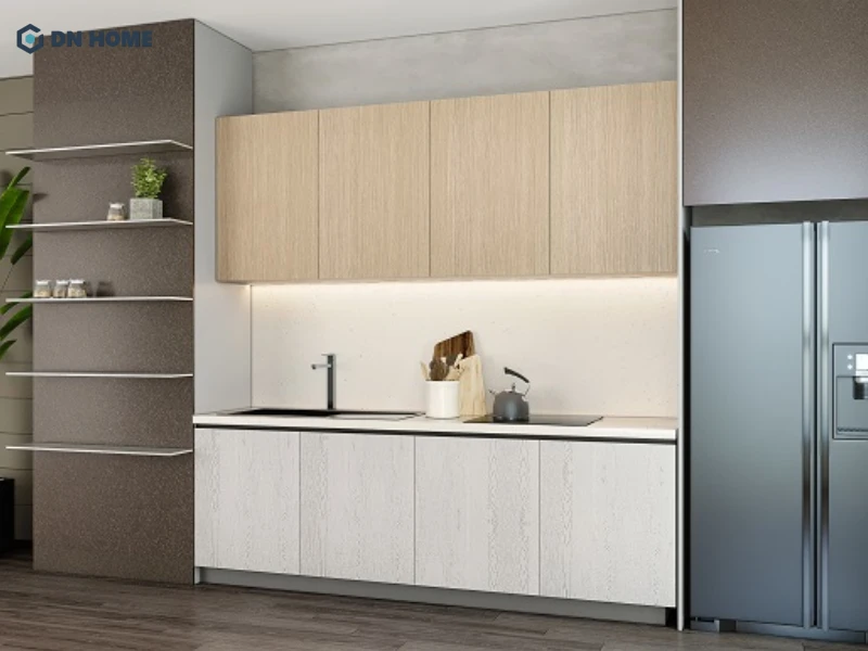 Việc sắp xếp bếp cạnh tủ lạnh cần tính toán khoảng cách phù hợp để vừa tiết kiệm diện tích, vừa tăng thẩm mỹ