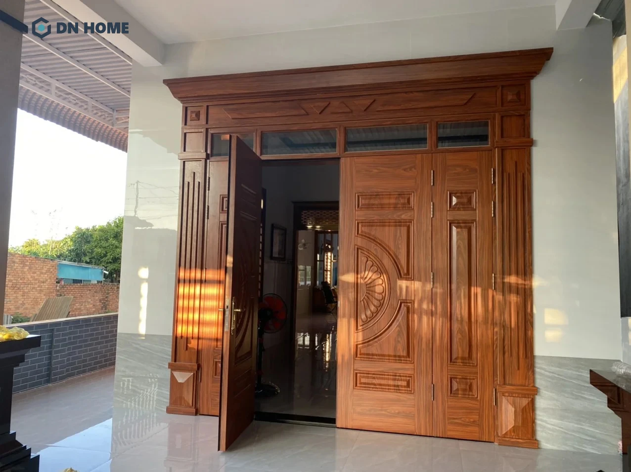 Cửa chính cần có chiều cao phù hợp để không gian thoáng đãng hơn và đáp ứng tốt các yếu tố phong thuỷ