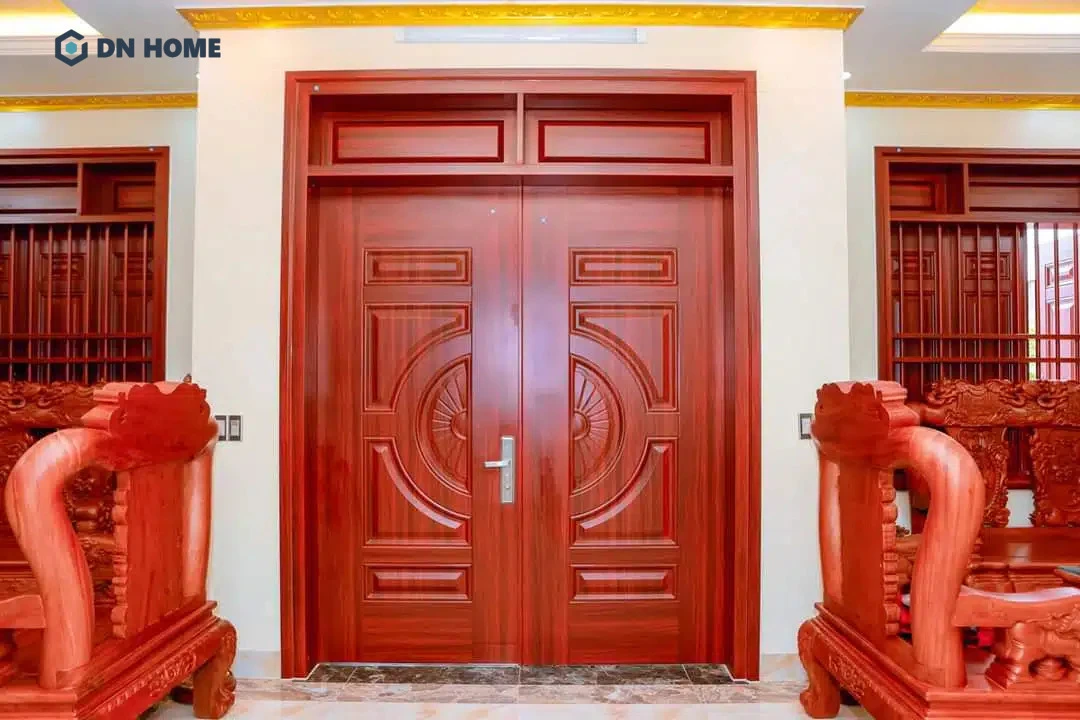 Cửa chính 2 cánh là thiết kế phổ biến trong nhà phố, biệt thự và các công trình có mặt tiền rộng