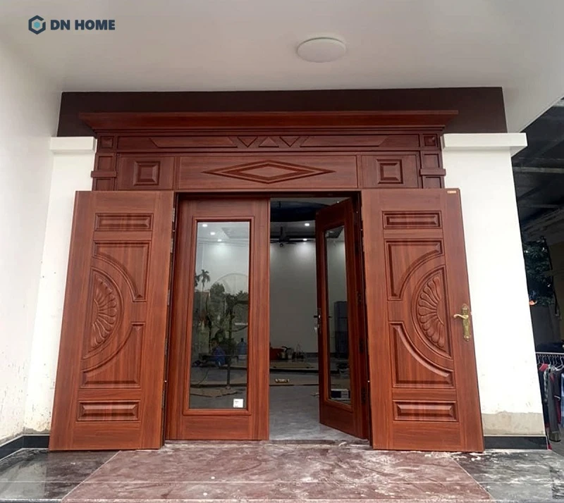 Cửa chính 4 cánh đều nhau thường được sử dụng cho nhà phố có mặt tiền lớn, biệt thự,...