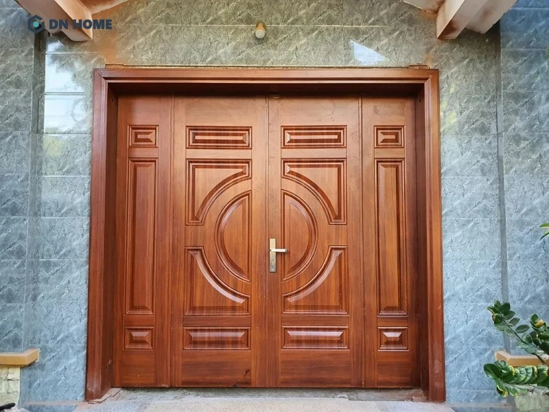 Cửa chính 4 cánh lệch nhau giúp tránh tình trạng khí vào nhà quá mạnh khi mở toàn bộ cánh cửa cùng lúc