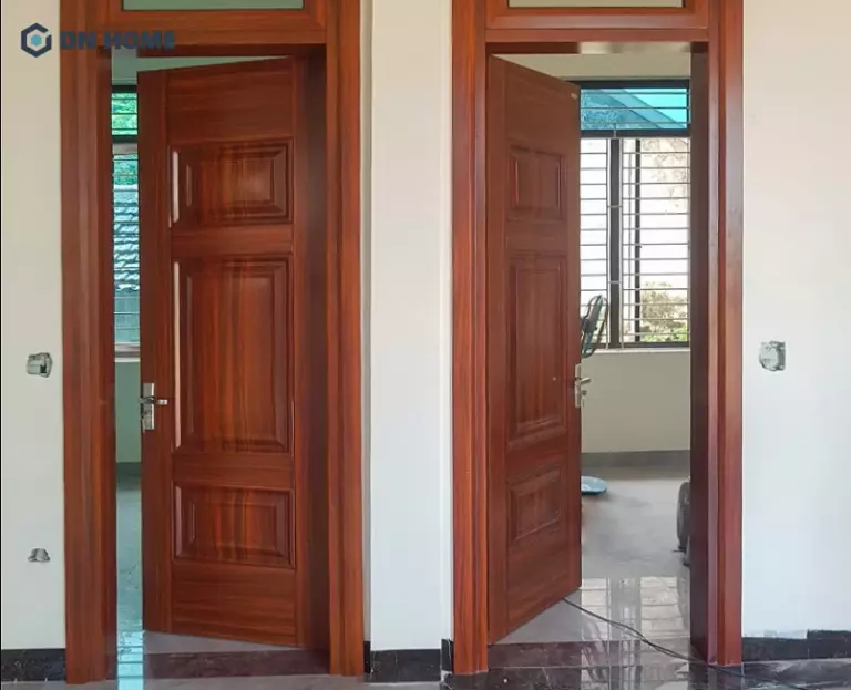 Cửa phòng ngủ được làm từ gỗ tự nhiên