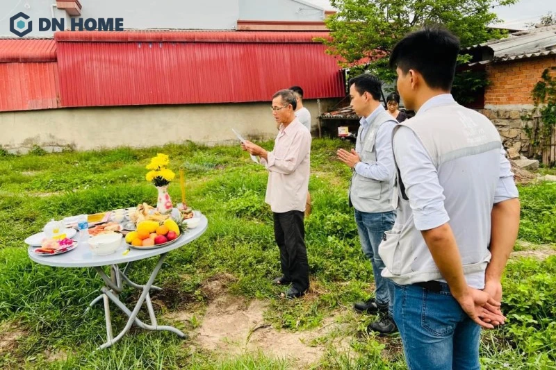 Đối với hạn Kim Lâu muốn xây nhà, bạn có thể mượn tuổi của người thân để thay gia chủ thực hiện các nghi lễ
