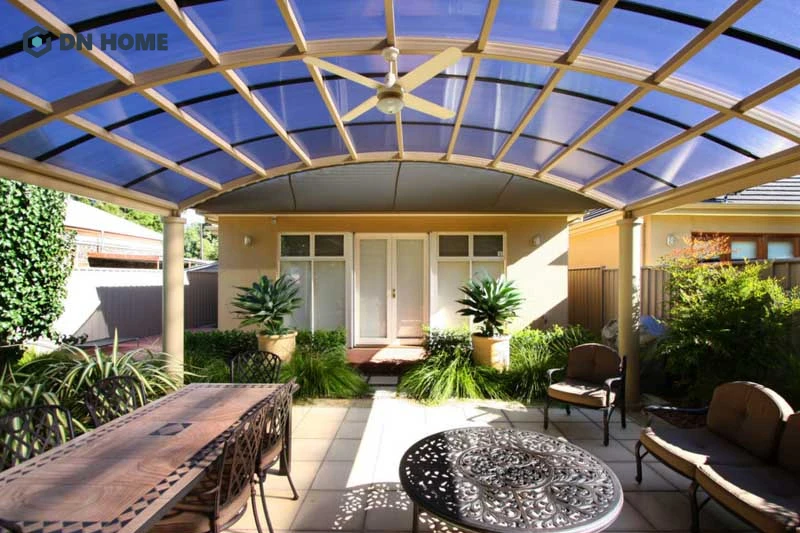 Chất liệu nhựa Polycarbonate giúp dễ dàng uốn cong mái che theo nhiều kiểu dáng khác nhau