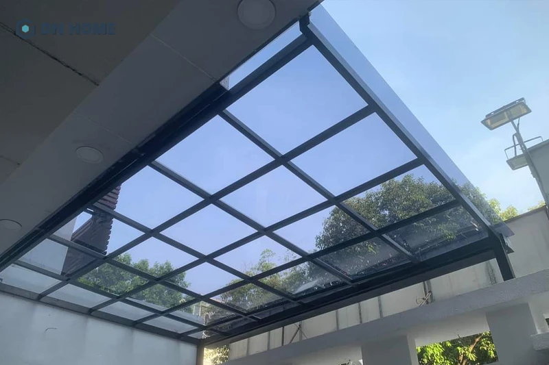 Mái che bằng nhựa Polycarbonate lấy sáng lên đến 90% và có khả năng che nắng mưa hiệu quả