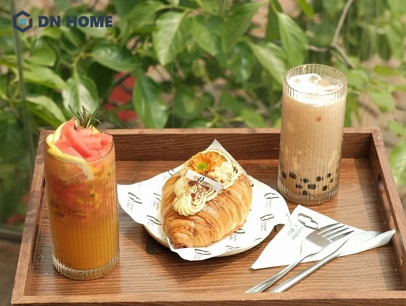 Kết hợp trà sữa và bánh ngọt mang lại hình ảnh nhẹ nhàng, tinh tế và phù hợp với các buổi hẹn hò, sinh nhật nhỏ