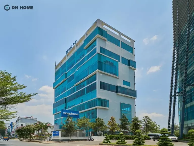 Thiết kế sử dụng các đường nét hình học vuông vắn được sắp xếp một cách sáng tạo