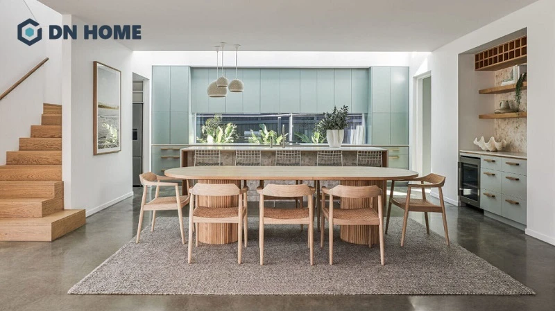 Sử dụng gỗ tự nhiên sáng màu giúp không gian bếp Scandinavian trở nên gần gũi, ấm cúng hơn