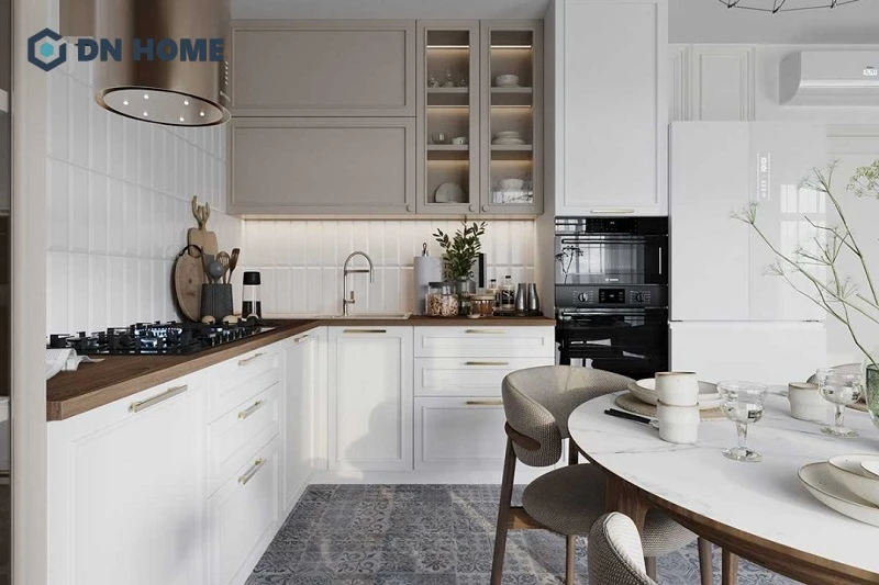 Phòng bếp Scandinavian với hệ tủ chữ L tận dụng tối đa các góc chết