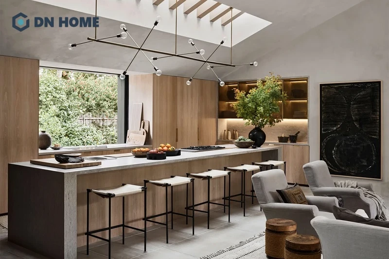 Bố trí bếp Scandinavian gần cửa sổ lớn giúp gần gũi với thiên nhiên và thông mùi tốt hơn
