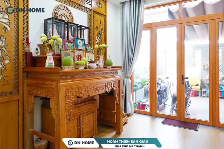Chất liệu gỗ với đường vân nổi bật là điểm nhấn sang trọng, nghiêm trang trong dự án nhà phố Modern kết hợp Indochine