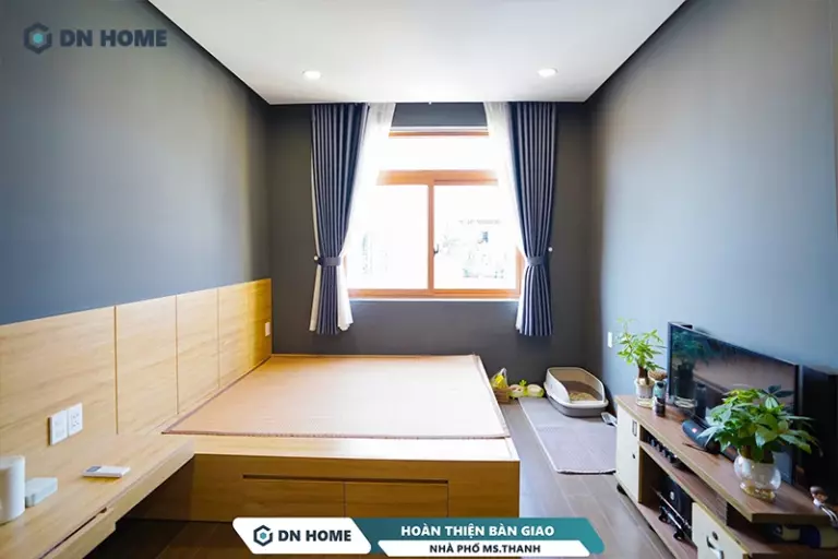 Các yếu tố tự nhiên như ánh sáng, cây xanh giúp không gian nhà phố thêm phần sinh động và ấm cúng