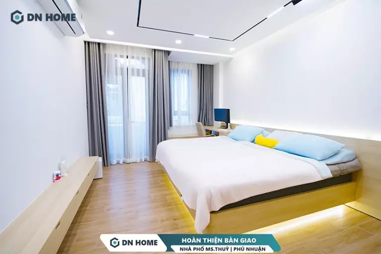 Hệ thống đèn bố trí ấn tượng là điểm nhấn không thể thiếu trong không gian nhà phố hiện đại