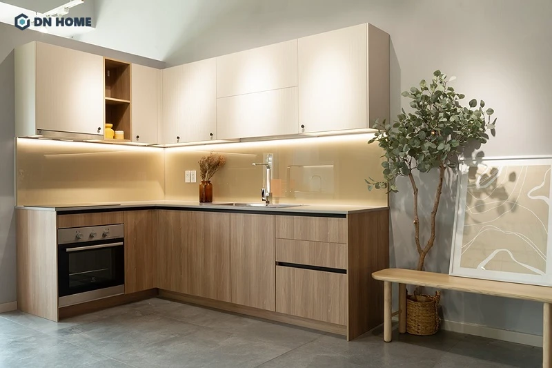 Mẫu bếp chữ L là giải pháp tối ưu nhất cho mọi không gian, đặc biệt là ở những căn hộ có diện tích khiêm tốn