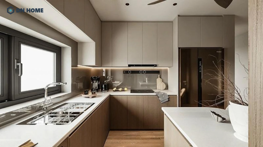 Mẫu bếp chữ L rộng rãi, thiết kế cửa sổ nhỏ giúp lưu thông khí và giảm bám mùi hiệu quả