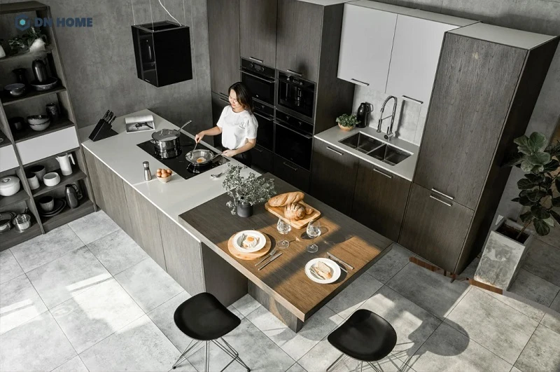 Thiết kế đảo bếp tích hợp bàn ăn đặc biệt phù hợp với căn hộ có diện tích hạn chế, loại bỏ nhu cầu sử dụng bộ bàn ăn riêng biệt