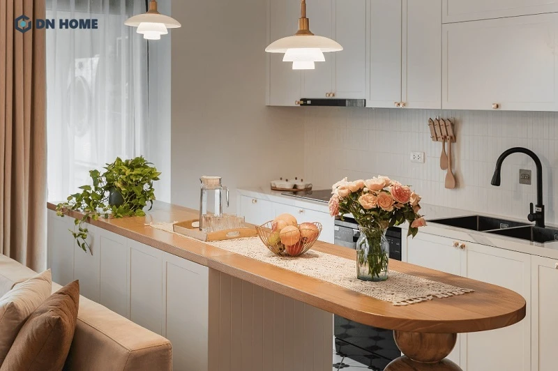 Mẫu bếp thiết kế bếp có quầy bar nhỏ gọn, tạo thành vách ngăn tinh tế giữa không gian nấu nướng và nhà bếp