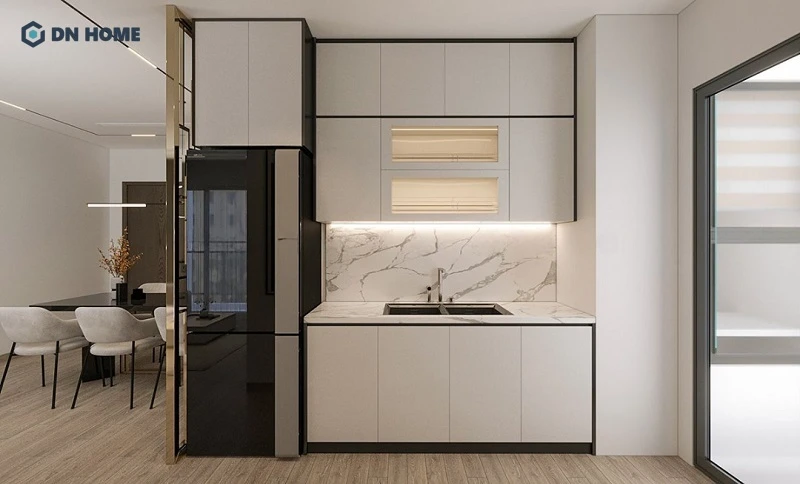 Thiết kế bếp chữ I với tủ cao kịch trần và tủ lạnh âm tường giúp tận dụng tối đa không gian hạn chế