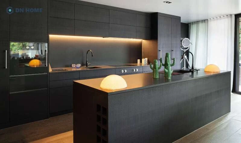 Mẫu bếp chung cư thiết kế tối giản, sử dụng tủ âm tường tạo sự liền mạch, hiện đại cho không gia