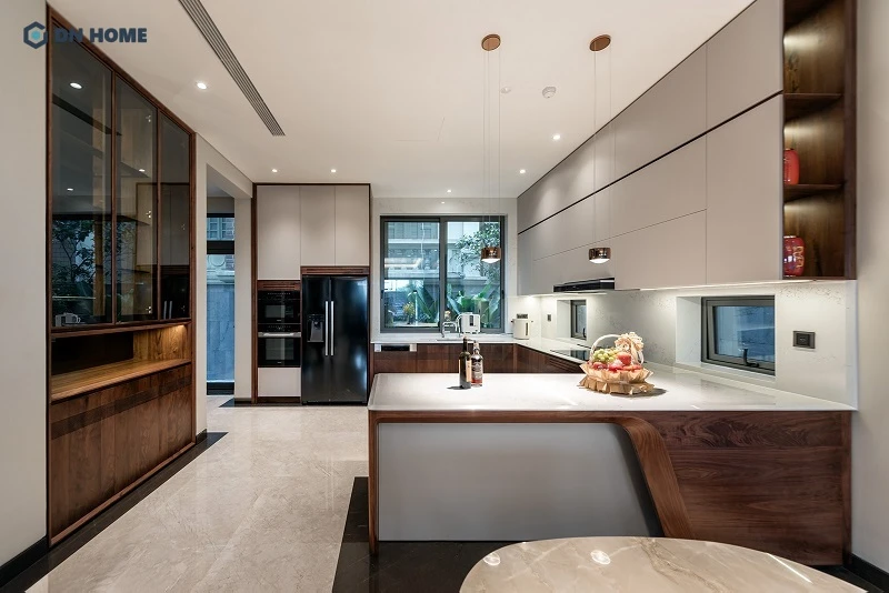 Mẫu bếp chung cư kết hợp hài hoà giữa vật liệu Acrylic và gỗ tự nhiên giúp tăng thêm phần thẩm mỹ cho không gian bếp