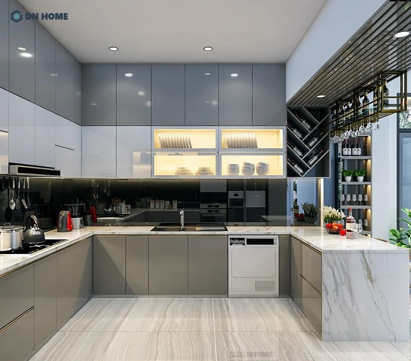 Thiết kế bếp chữ U với đầy đủ tiện nghi từ quầy bar, tủ đựng rượu mini cho đến máy rửa bát,...