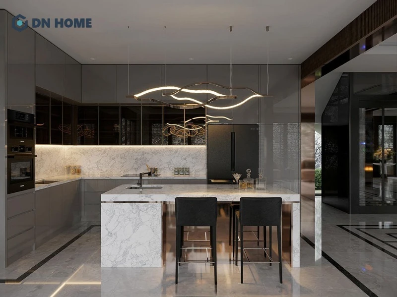 Khu vực bếp sử dụng đèn chùm có kiểu dáng độc đáo, mặt bàn bằng đá marble để tôn lên vẻ đẹp của không gian