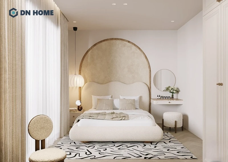 Thiết kế cửa kính lớn kết hợp sử dụng rèm cửa mỏng để tối ưu hoá ánh sáng tự nhiên, tạo nên không gian nghỉ ngơi đầy thư giãn