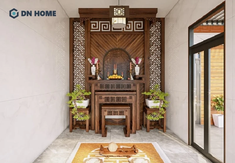 Khu vực phòng thờ trang nghiêm, sử dụng các chất liệu gỗ tự nhiên màu trầm cùng hoa văn chạm khắc đẹp mắt