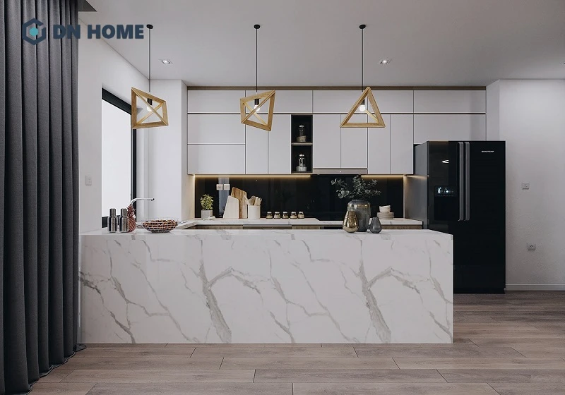Để không gian bếp trở nên có điểm nhấn, gia chủ có thể thêm một số yếu tố trang trí như đèn chùm có thiết kế độc đáo