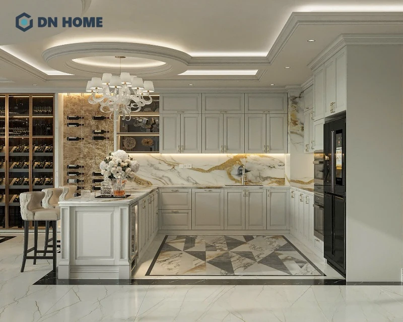 Không gian bếp sử dụng gạch ốp tường có màu sắc hài hoà với phong cách thiết kế tân cổ điển