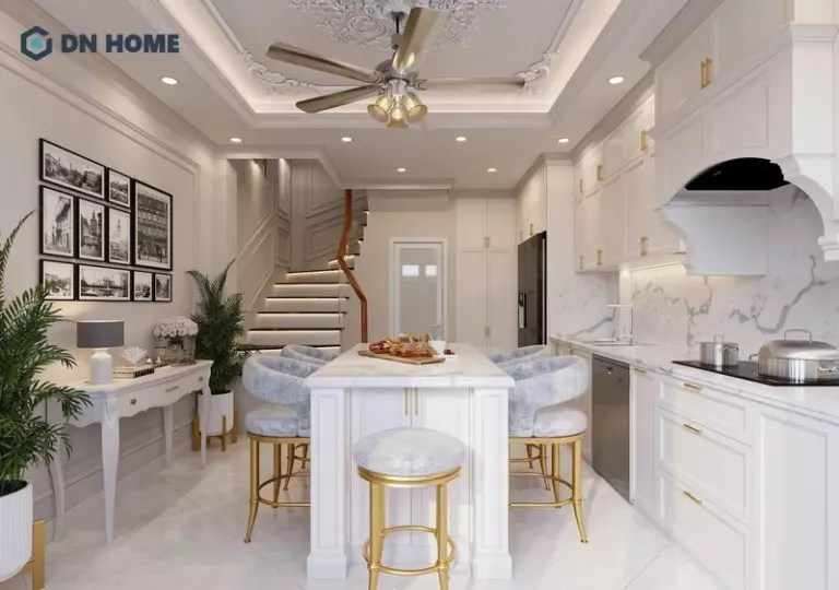 Đường nét phào chỉ và màu sắc tạo điểm nhấn cho phòng bếp