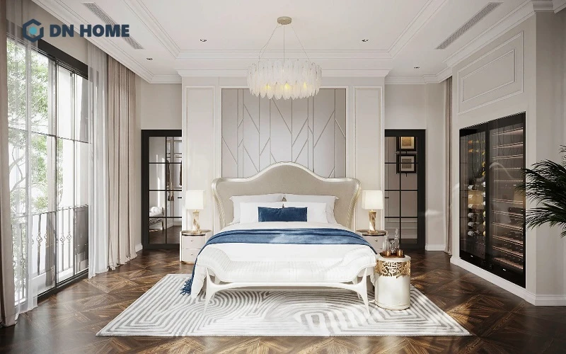 Các đường nét phào chỉ, gờ tường tinh tế kết hợp đèn chùm trang trí là đặc trưng trong phong cách thiết kế tân cổ điển