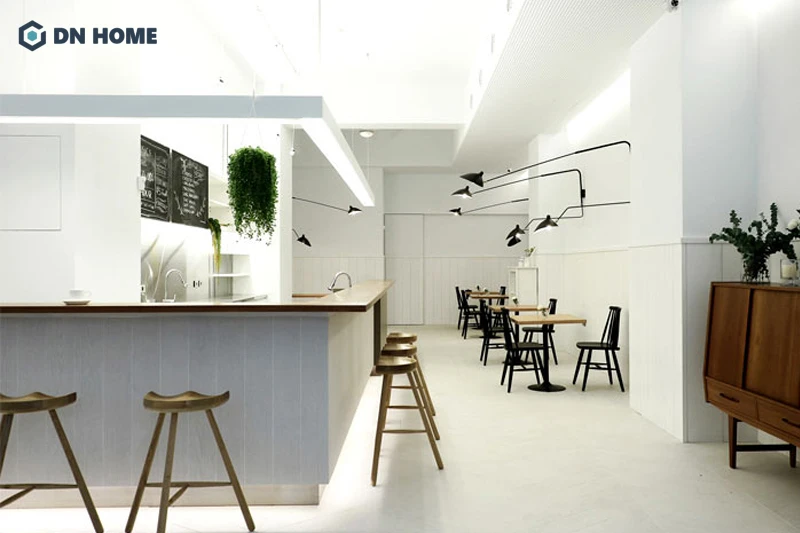 Màu gỗ sáng cùng nội thất đơn giản giúp không gian quán cafe Scandinavian thêm thoáng đãng