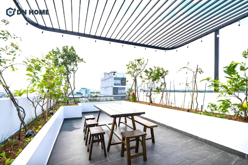 Khi thiết kế sân thượng cần đề cao yếu tố an toàn, đặc biệt là khi nhà có người lớn và trẻ nhỏ