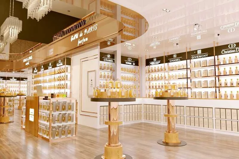 Showroom nước hoa sử dụng kệ âm tường ánh sáng vàng sang trọng